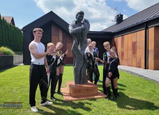 🎞 Ulica i pomnik Elvisa Presleya w Zawadzie koło Bochni! Spełnione marzenie fana – WIDEO