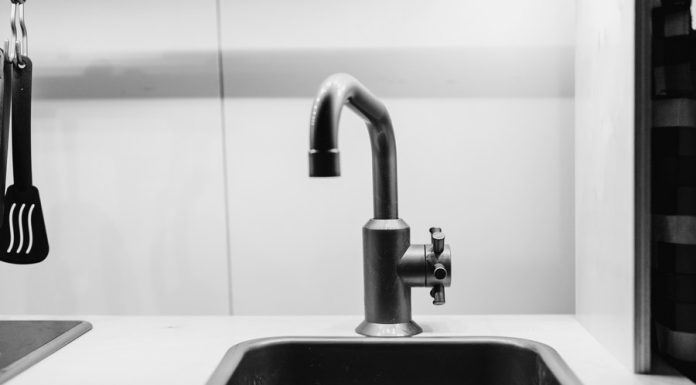 🔴 Co z tą wodą? Nowe próbki do badań pobrano w Bochni, pozostałe gminy jeszcze płuczą sieć