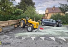Lewniowa. Zderzenie osobówki z ciągnikiem – jedna osoba trafiła do szpitala