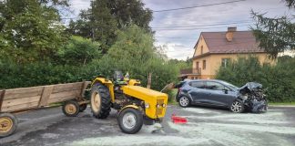 Lewniowa. Zderzenie osobówki z ciągnikiem – jedna osoba trafiła do szpitala