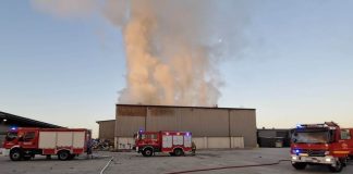 🔴 Pożar hali i składowiska opon w Bochni przy ul. Krzyżanowickiej. Trwają działania gaśnicze – ZDJĘCIA