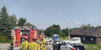 Zderzenie czołowe w Tymowej. Cztery osoby w szpitalu, utrudnienia na DK75