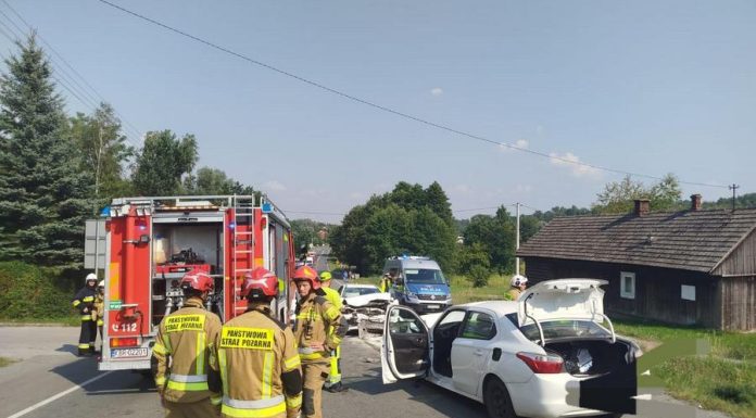 Zderzenie czołowe w Tymowej. Cztery osoby w szpitalu, utrudnienia na DK75