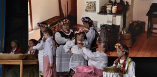 Nowy Wiśnicz. Widowisko „Wyskubki i swaty” – ZDJĘCIA