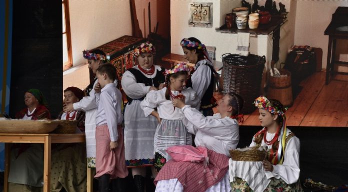 Nowy Wiśnicz. Widowisko „Wyskubki i swaty” – ZDJĘCIA