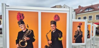 Bochnia. Na Rynku stanęła wystawa portretowa z okazji 145-lecia Orkiestry Górniczej – WSZYSTKIE ZDJĘCIA