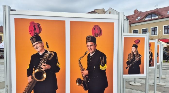 Bochnia. Na Rynku stanęła wystawa portretowa z okazji 145-lecia Orkiestry Górniczej – WSZYSTKIE ZDJĘCIA