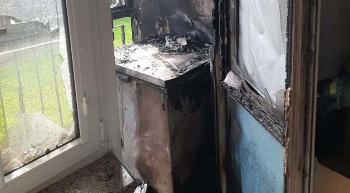 Brzesko. Pożar na balkonie w bloku. Szybka akcja strażaków zapobiegła tragedii
