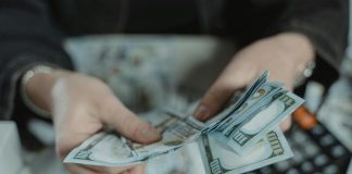 🔸 Historia czeków bankowych – od papieru do form elektronicznych