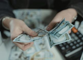 🔸 Historia czeków bankowych – od papieru do form elektronicznych