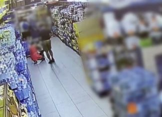 Brzesko. Policjant uratował 3-latka, który dławił się cukierkiem – WIDEO