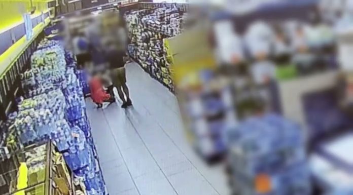 Brzesko. Policjant uratował 3-latka, który dławił się cukierkiem – WIDEO