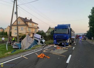 Wypadek na DK75 w Uszwi. Zderzenie trzech pojazdów