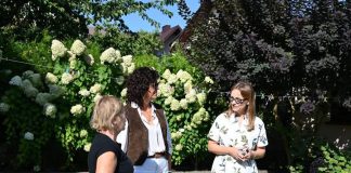 Burmistrz Bochni odwiedziła ogrody mieszkańców. Rozstrzygnięto konkurs „Mój zielony zakątek”