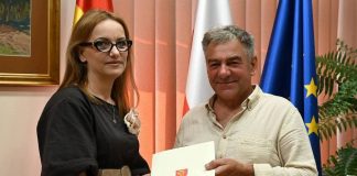 Umowa na remont boiska na Uzborni podpisana