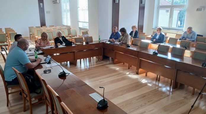 Bochnia. Radni komisji oświaty dopytywali o żłobek i przedszkole na os. Jana