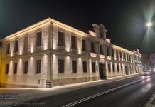 Bochnia. Tak wygląda odnowiona i podświetlona elewacja magistratu