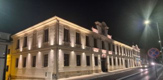 Bochnia. Tak wygląda odnowiona i podświetlona elewacja magistratu