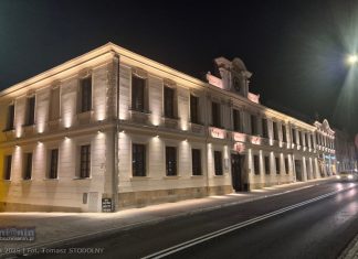 Bochnia. Tak wygląda odnowiona i podświetlona elewacja magistratu
