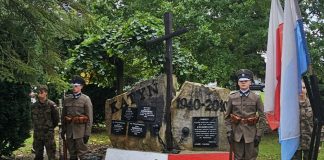 Łapanów. Odsłonięto tablicę ku czci kapelanów pomordowanych w Katyniu