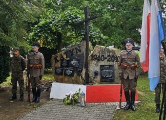 Łapanów. Odsłonięto tablicę ku czci kapelanów pomordowanych w Katyniu