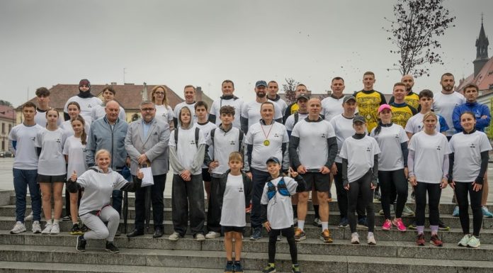 Start biegowej sztafety z Bochni do Sanoka – ZDJĘCIA