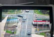 Kontrole z policyjnym dronem na przejeździe kolejowym w Rzezawie