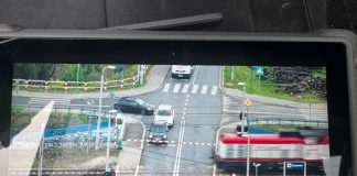 Kontrole z policyjnym dronem na przejeździe kolejowym w Rzezawie