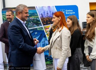 Uroczyste otwarcie osiedla SIM Małopolska w Łękach. Pierwsi lokatorzy odebrali klucze – ZDJĘCIA