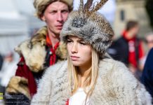 Wielka defilada grup rekonstrukcyjnych ulicami Niepołomic podczas XIX Pól Chwały – ZDJĘCIA