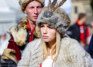 Wielka defilada grup rekonstrukcyjnych ulicami Niepołomic podczas XIX Pól Chwały – ZDJĘCIA