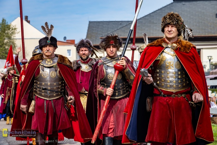 Wielka defilada grup rekonstrukcyjnych ulicami Niepołomic podczas XIX Pól Chwały – ZDJĘCIA