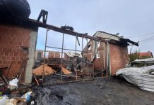 Krzeczów. Pożar zniszczył gospodarstwo – ruszyła zbiórka dla poszkodowanej rodziny i zwierząt