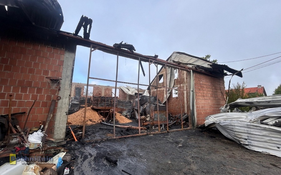 Krzeczów. Pożar zniszczył gospodarstwo – ruszyła zbiórka dla poszkodowanej rodziny i zwierząt