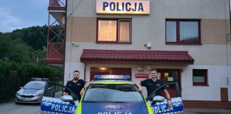 Policjanci z Czchowa uratowali mieszkańców Uszwi z płonącego domu