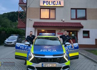 Policjanci z Czchowa uratowali mieszkańców Uszwi z płonącego domu