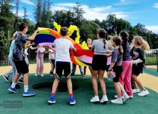 Nowy Wiśnicz. Otwarto nową przestrzeń rekreacyjną przy szkole – ZDJĘCIA