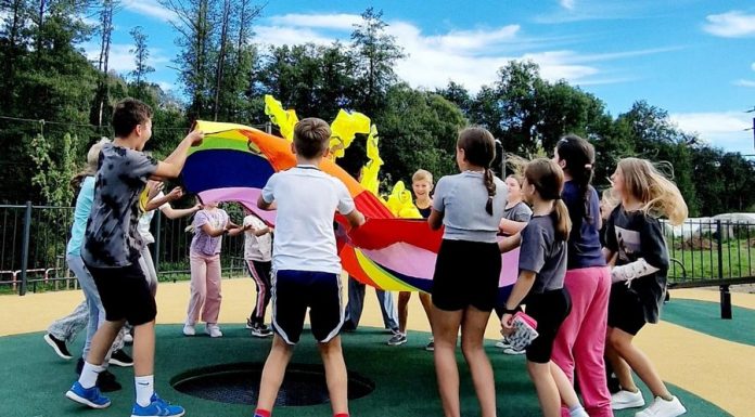 Nowy Wiśnicz. Otwarto nową przestrzeń rekreacyjną przy szkole – ZDJĘCIA