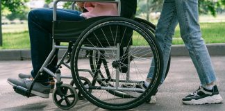 🔸 Jakie urządzenia i akcesoria ułatwiają opiekę nad starszą osobą?