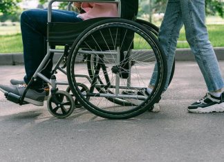 🔸 Jakie urządzenia i akcesoria ułatwiają opiekę nad starszą osobą?