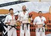 Komisarz Grzegorz Matura na podium międzynarodowego turnieju karate