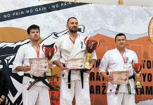 Komisarz Grzegorz Matura na podium międzynarodowego turnieju karate