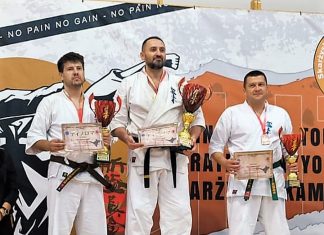 Komisarz Grzegorz Matura na podium międzynarodowego turnieju karate