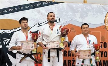 Komisarz Grzegorz Matura na podium międzynarodowego turnieju karate