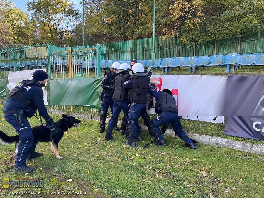 Policyjne ćwiczenia pododdziałów zwartych w Brzesku – ZDJĘCIA