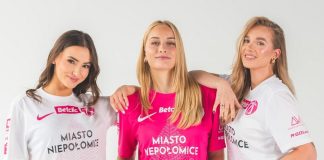 Puszcza Niepołomice zagra w nietypowych strojach – gest wsparcia w walce z rakiem piersi – ZDJĘCIA