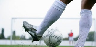 🔸 Jakie przewinienia bramkarza skutkują rzutem pośrednim w piłce nożnej?