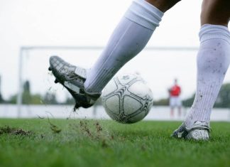 🔸 Jakie przewinienia bramkarza skutkują rzutem pośrednim w piłce nożnej?