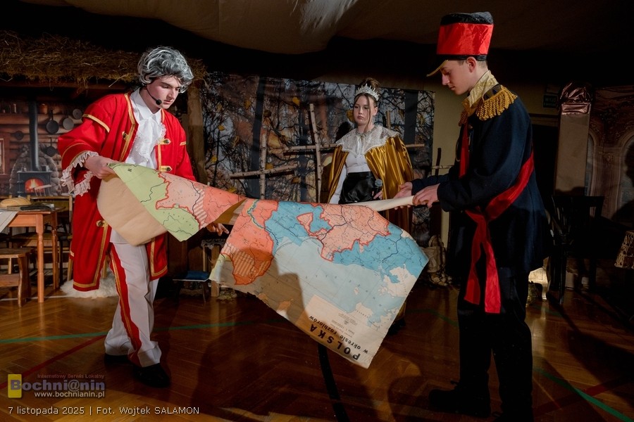 Bogucice. „Ziemia, która pamięta”. Patriotyczna wieczornica w szkole poruszyła publiczność – ZDJĘCIA