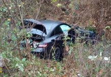 Samochód wpadł do potoku w Starym Wiśniczu. Dwie osoby trafiły do szpitala